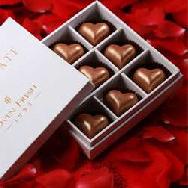 Box of 9 Heart shaped chocolate filled with caramel