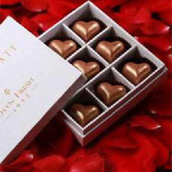 Box of 9 Heart shaped chocolate filled with caramel